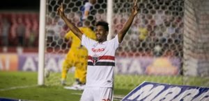 29jan2014---ewandro-comemora-o-5-gol-do-sao-paulo-sobre-o-rio-claro-1391047535540_615x300