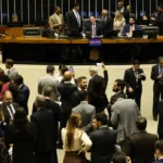 Hugo Motta adia votação do PL Antifacção para terça-feira e busca acordo final no Congresso