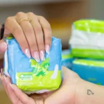 Beneficiárias do Pé-de-Meia poderão retirar absorventes de graça no Farmácia Popular